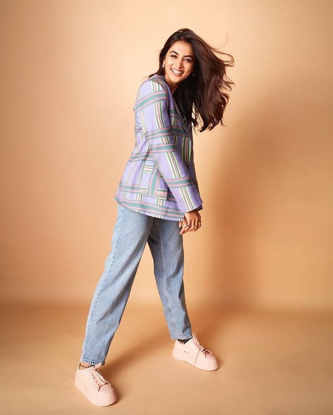 Staggering Poses Of Pooja Hegde In Black